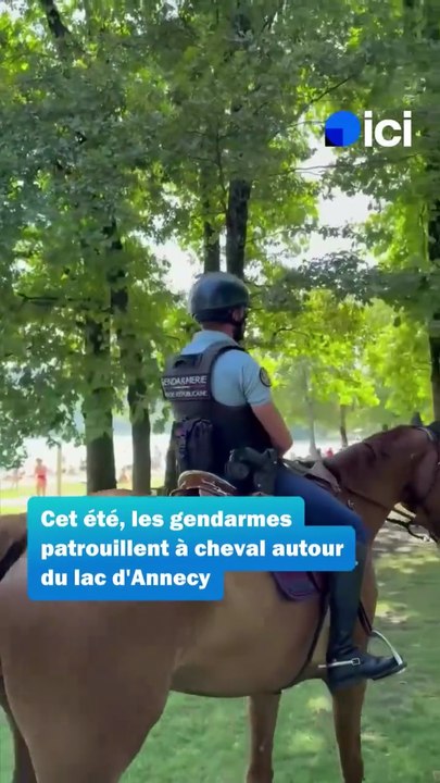 Les chevaux de la Garde républicaine patrouillent sur les bords du lac d’Annecy