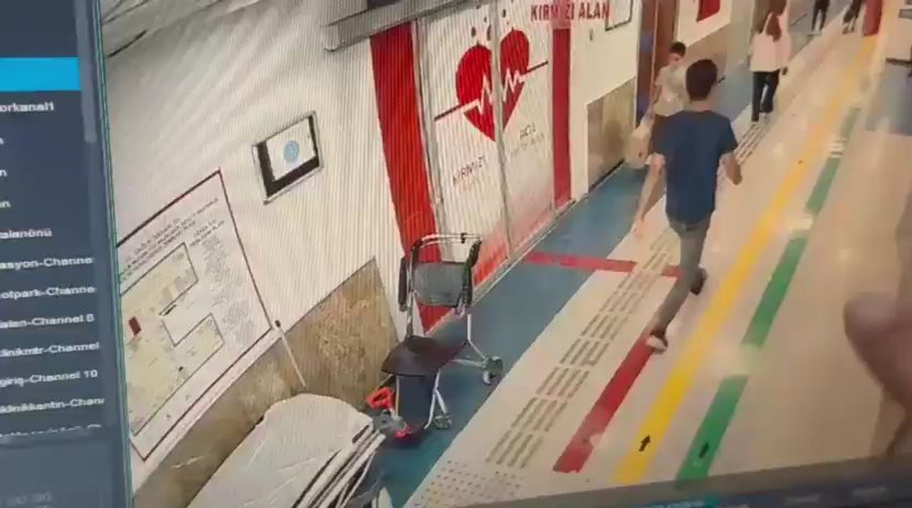 Şanlıurfa’nın Eyyübiye ilçesinde bulunan Balıklıgöl Devlet Hastanesi Acil Servisi’nde meydana gelen bıçaklı saldırıda bir güvenlik görevlisi ve başhekim yardımcısı yaralandı. Olay anı hastanenin güvenlik kameraları tarafından kaydedildi.