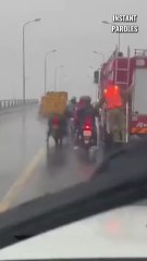 Ces conducteurs se mobilisent pour permettre à ces motards d’avancer