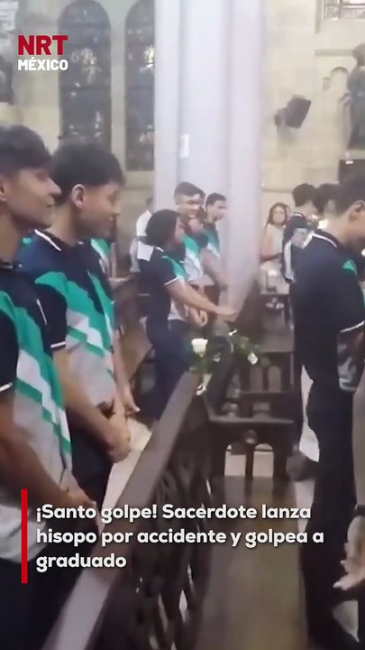Durante una misa de graduación en bachillerato, el sacerdote lanzaba agua bendita con el hisopo cuando este se le resbaló y golp3ó a un alumno directo en la cabeza.