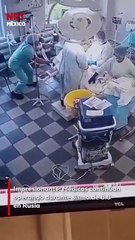 Durante el terremoto de magnitud 8.8 que sacudió Rusia, un grupo de médicos demostró profesionalismo y valentía al continuar una cirugía pese al violent0 movimiento. El video ya circula en redes, donde usuarios reconocen su compromiso y sangre fría.