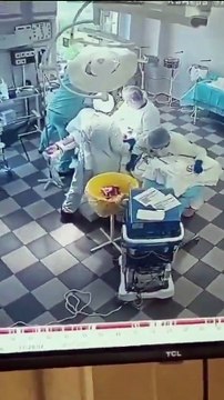 Médicos seguram paciente em cirurgia durante terremoto na Rússia