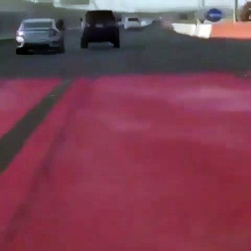 Cet idiot sort de sa voiture en route pour s'en prendre à un autre conducteur et se rate