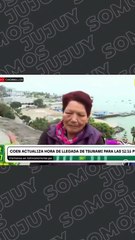 Abuela peruana lleva su nieto a la playa para ver tsunami juntos