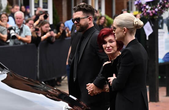 Sharon Osbourne lucía angustiada y bañada en lágrimas en la procesión fúnebre de Ozzy Osbourne