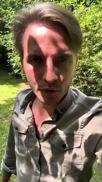 Regardez la colère (légitime) d'Erik Tegnér, patron de "Frontières", qui raconte avoir été reconnu par une dizaine de jeunes d'ultra-gauche puis bousculé et insulté avec sa compagne, lors de la fête de son village