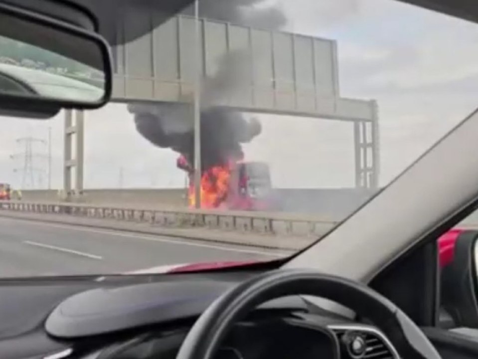 Bus-Brand in London: Doppeldecker fängt plötzlich Feuer