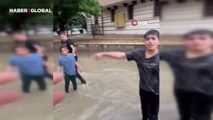 Ankara’da biriken sel sularında yüzen çocukların tehlikeli eğlencesi kamerada