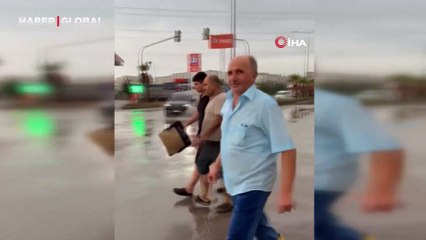 Kuraklığın etkisini hissettirdiği Hatay’da etkili olan sağanak yağmur yolları göle çevirdi
