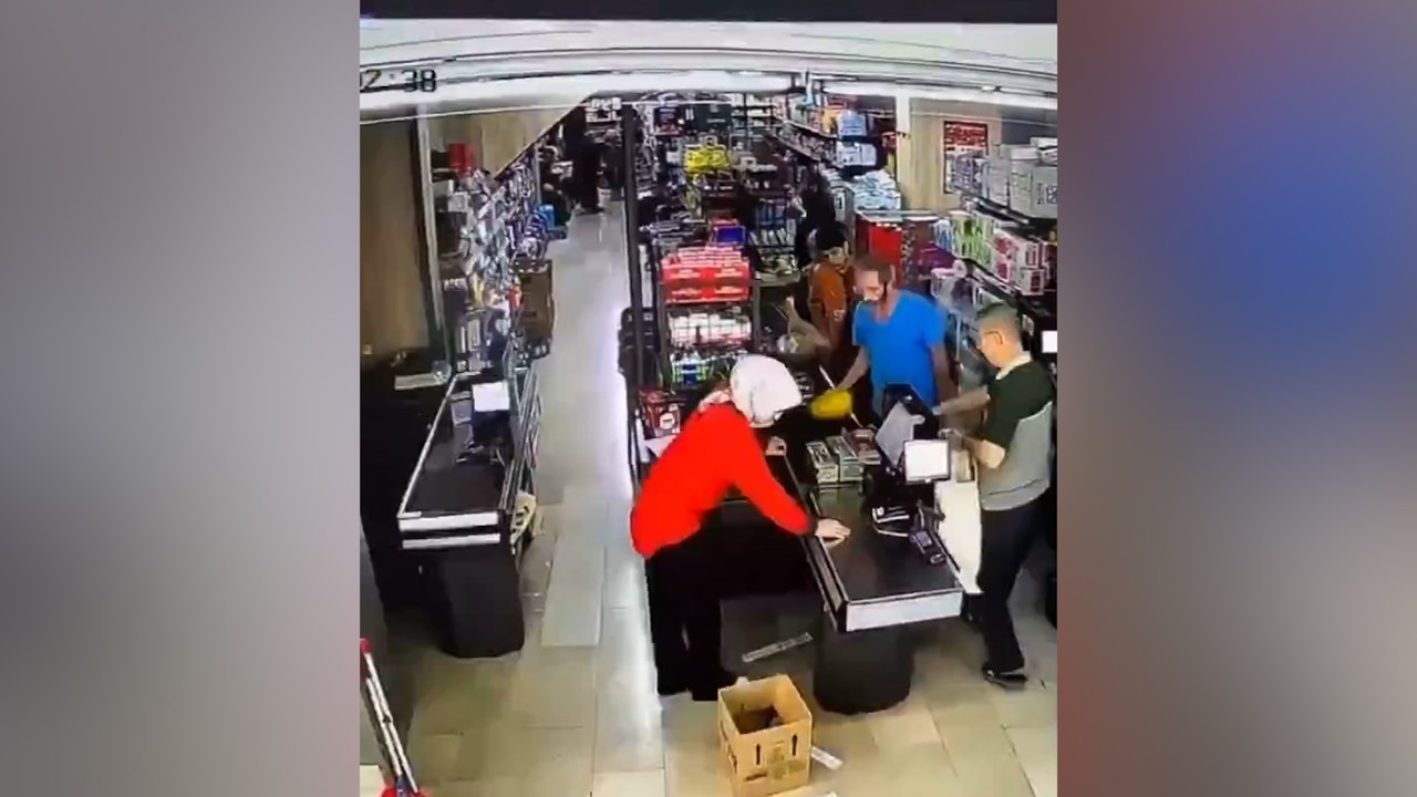 Zincir markette yürek sızlatan anlar: 'Bedenim artık dayanmıyor'