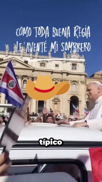Joven regia sorprende al papa León XIV al regalarle un sombrero típico de Nievo León