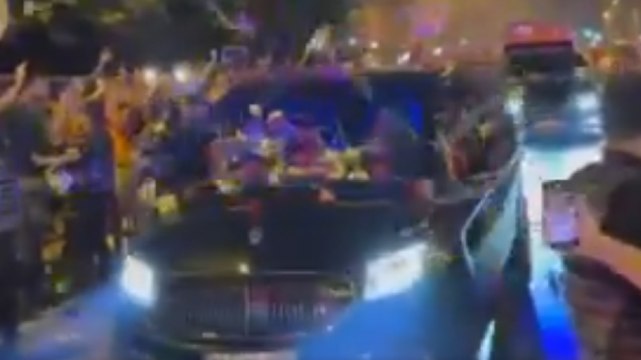 Osimhen sbarca a Istanbul: tifosi del Galatasaray in delirio