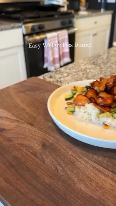 The flavors & crispy bits in this sweet & spicy chicken over a bed of warm rice and the tangy salad creates the perfect EASY WEIGHTLOSS DINNER