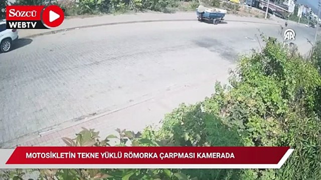 Motosikletin tekne yüklü römorka çarpması güvenlik kamerasında