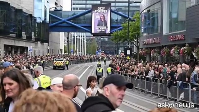 Ozzy Osbourne, in migliaia a Birmingham per il corteo funebre