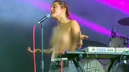 Rebecca Baby canta in topless dopo la molestia: «Resterò così finché non sarà normale»