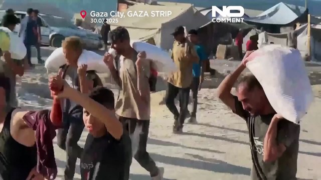 Folla rischia la vita per il cibo a Gaza mentre aumentano gli allarmi di carestia