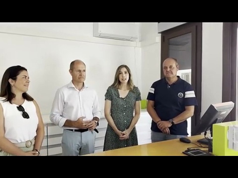 La nueva farmacéutica de Pareja acompañada del alcalde de la localidad en las nuevas dependencias