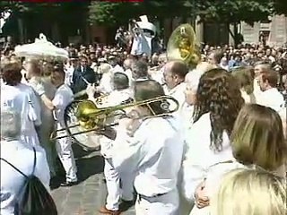 Johnny Hallyday – Obsèques d’Eddie Barclay (M6 – Le 6 Minutes, 18 mai 2005)