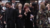La famiglia di Ozzy Osbourne saluta i fan al funerale