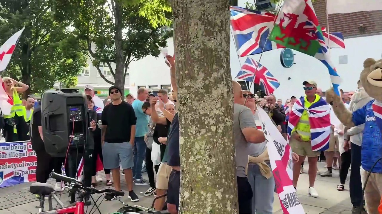 Anti-migrant protest (short version)