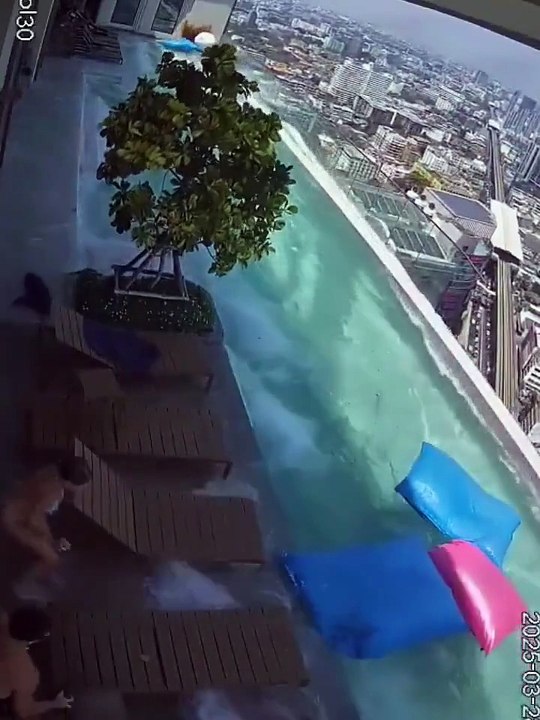 What it's like at the rooftop swimming pool of a high rise building during an M7.7 earthquake. #Russia #earthquake #Tsunami #Japan