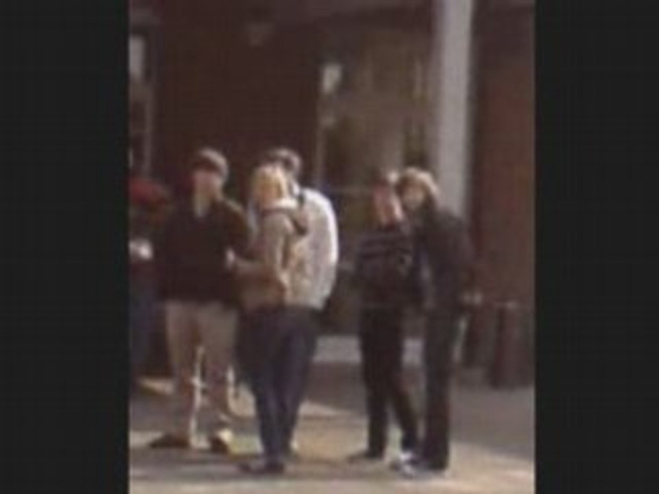 Aurore dansant dans la cour de récrée
