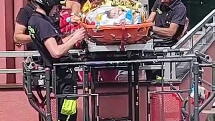 Si sente male, portata in salvo dai pompieri in via Aslago