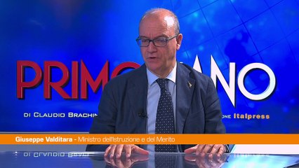 Valditara "Divieto di smartphone alle superiori per tutelare ragazzi"