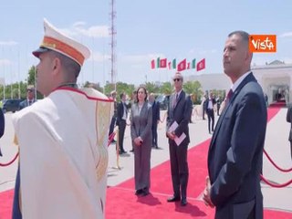 Un mazzo di fiori per Meloni al suo arrivo a Tunisi per l'incontro con il Presidente Saied