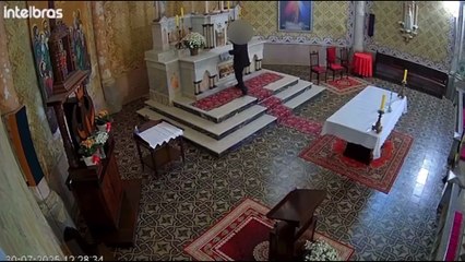 Homem invade igreja histórica em SC, acende explosivo e revolta fiéis: "Fim dos tempos"