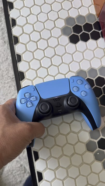 🎮 Ready or Not explose tout sur consoles !Le FPS tactique qui a conquis les joueurs PC cartonne désormais sur PS5 et Xbox… avec 1 million d’exemplaires vendus en à peine 3 jours 😳Un succès fulgurant… malgré la censure de certaines scènes