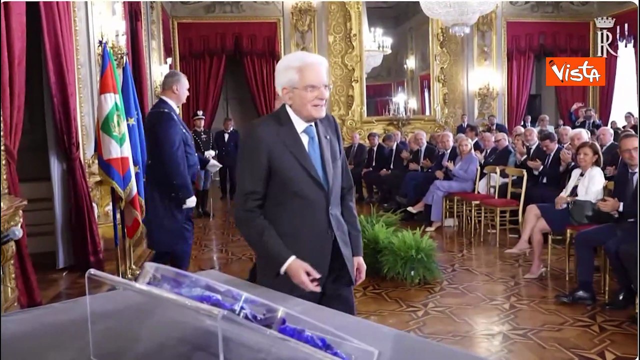 Mattarella riceve il ventaglio dal Presidente dell'Associazione stampa parlamentare in Quirinale
