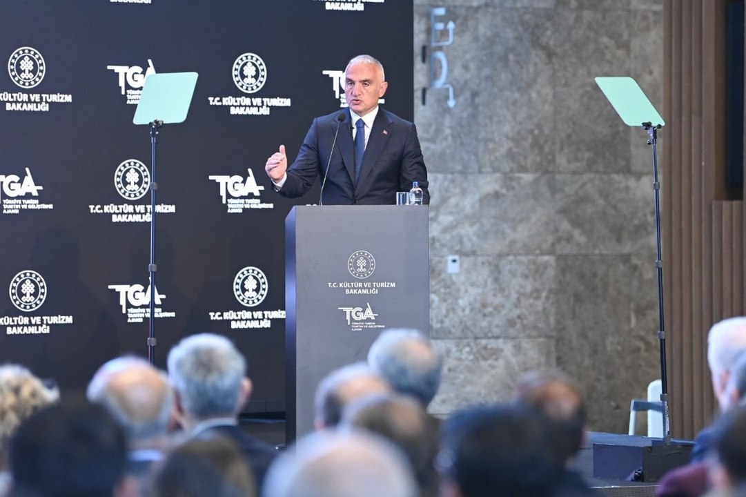 Bakan Ersoy açıkladı: Türkiye turizmde tarihi rekor kırdı!