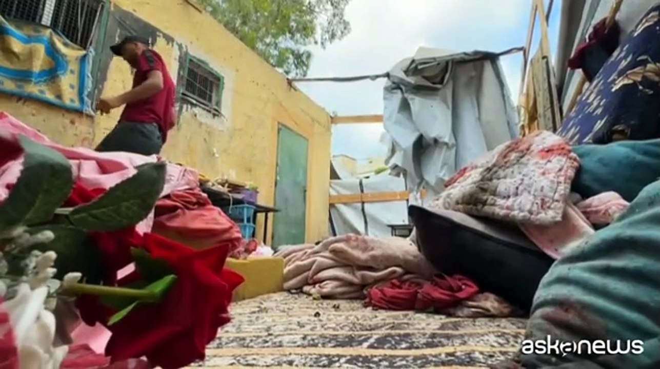 Gaza, in una tenda di sfollati colpita dai raid israeliani: «Che colpe hanno i bambini?»