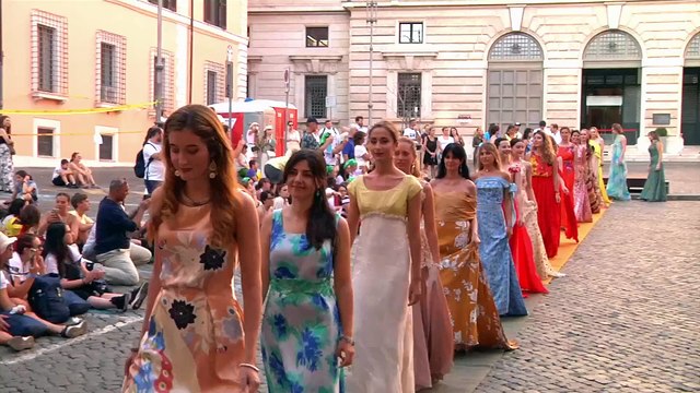 “Vestiti di Speranza”: la sfilata dove le modelle sorridono ha acceso il Giubileo dei Giovani a Roma