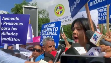 Bioanalistas protestan por aumento salarial frente al Palacio Nacional