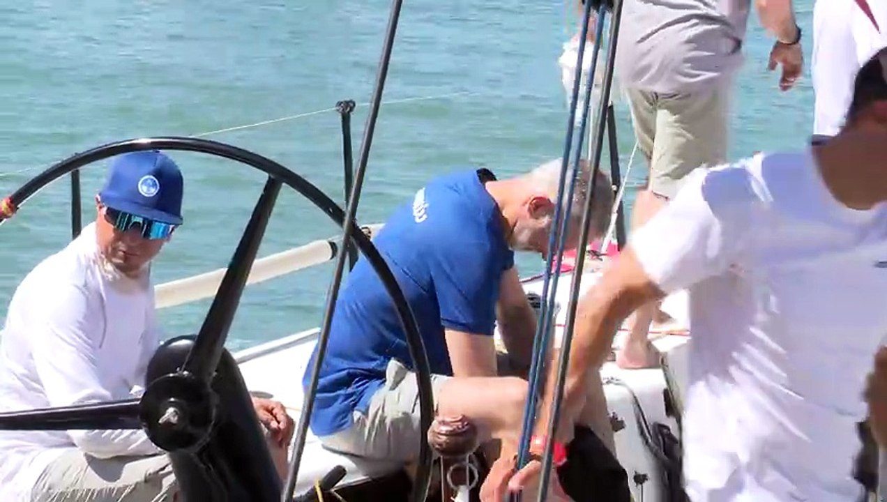 El gran susto del Rey Felipe VI en el Aifos: una vela cae a centímetros de  su cabeza