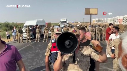 Suyu kesilen çiftçilerden eylem: Borularla yolu kapattılar