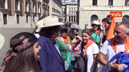 Bagno di folla per il cantante Al Bano davanti in piazza Montecitorio