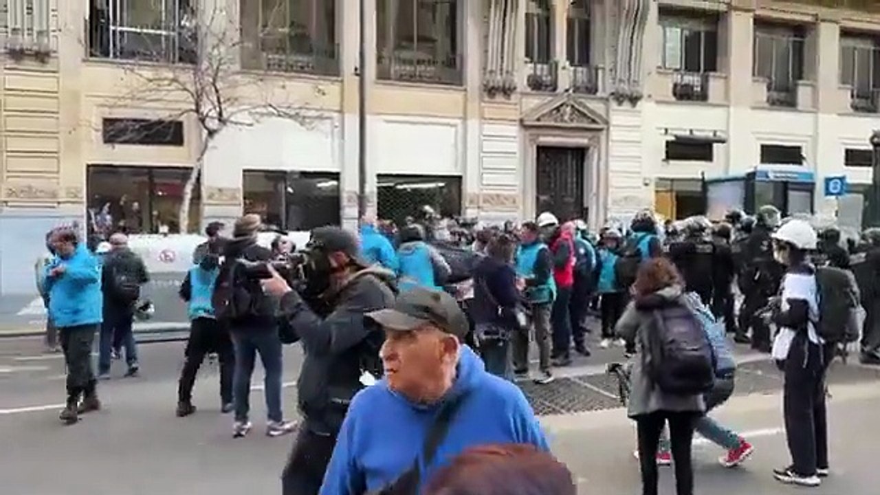 Varios detenidos luego de la represión policial en Congreso