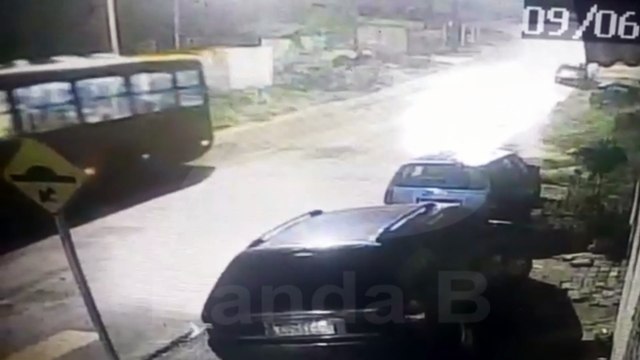 Homem é preso suspeito de tentar matar motociclista a tiros na Grande Curitiba; vídeo mostra crime