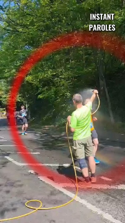 Cet homme rafraîchit les coureurs lors de cette course