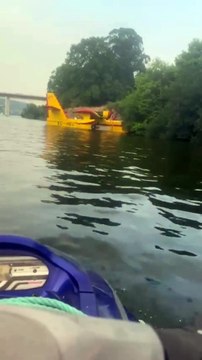 As imagens do meio aéreo que amarou no Douro. Tripulação estava bem