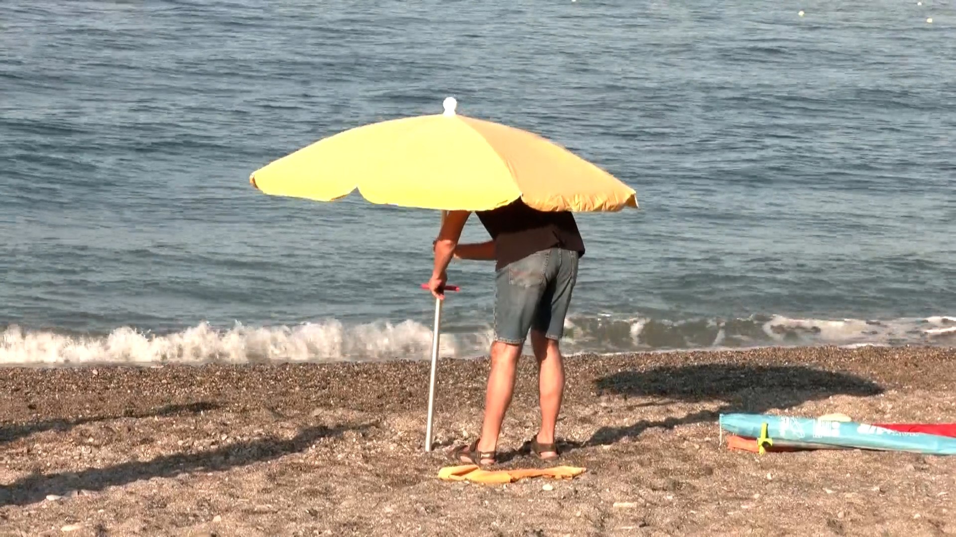 Llegar a la playa despu�s de las 8:00 de la ma�ana puede convertirse en una aut�ntica odisea. La carrera por ocupar la primera l�nea de playa ha convertido la arena en un verdadero campo de batalla, donde la colocaci�n temprana de sombrillas se ha vuelto una costumbre para asegurar un buen sitio cerca del mar durante todo el d�a.

Sin embargo, esta pr�ctica puede tener consecuencias. Sillas vac�as y sombrillas pr�cticamente al borde del agua molestan a quienes llegan m�s tarde, y en algunos municipios ya se est�n tomando medidas.