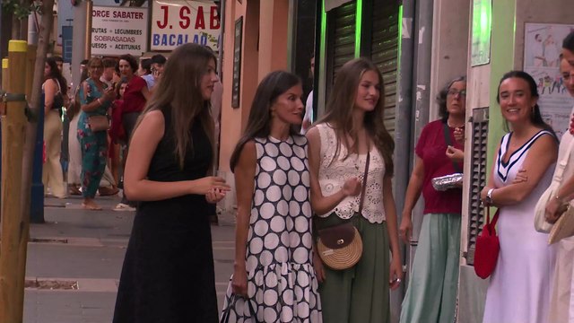 La Reina Letizia, Leonor y Sofía: complicidad, moda y cine en su debut veraniego en Mallorca