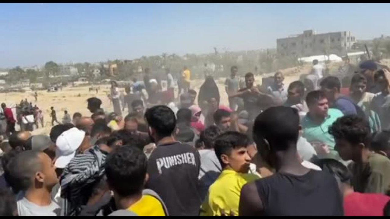 Gaza, la lotta per gli aiuti dal cielo: "Combattiamo per fame"