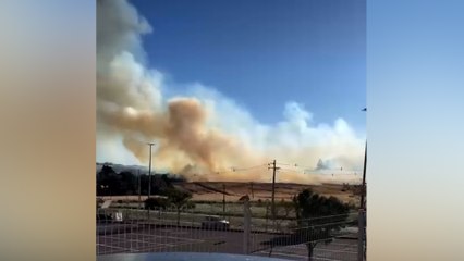 Homem fica ferido em colisão entre moto e retroescavadeira