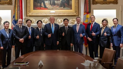 트럼프, 무역 합의 뒤 한국 협상단과 웃으며 '엄지척' 사진 / YTN