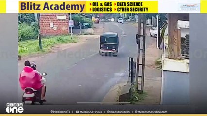 മലപ്പുറം വേങ്ങരയിൽ റോഡിലെ  കുഴിയിൽ വീണ  ഓട്ടോറിക്ഷ കാറിൽ ഇടിച്ച് അപകടം